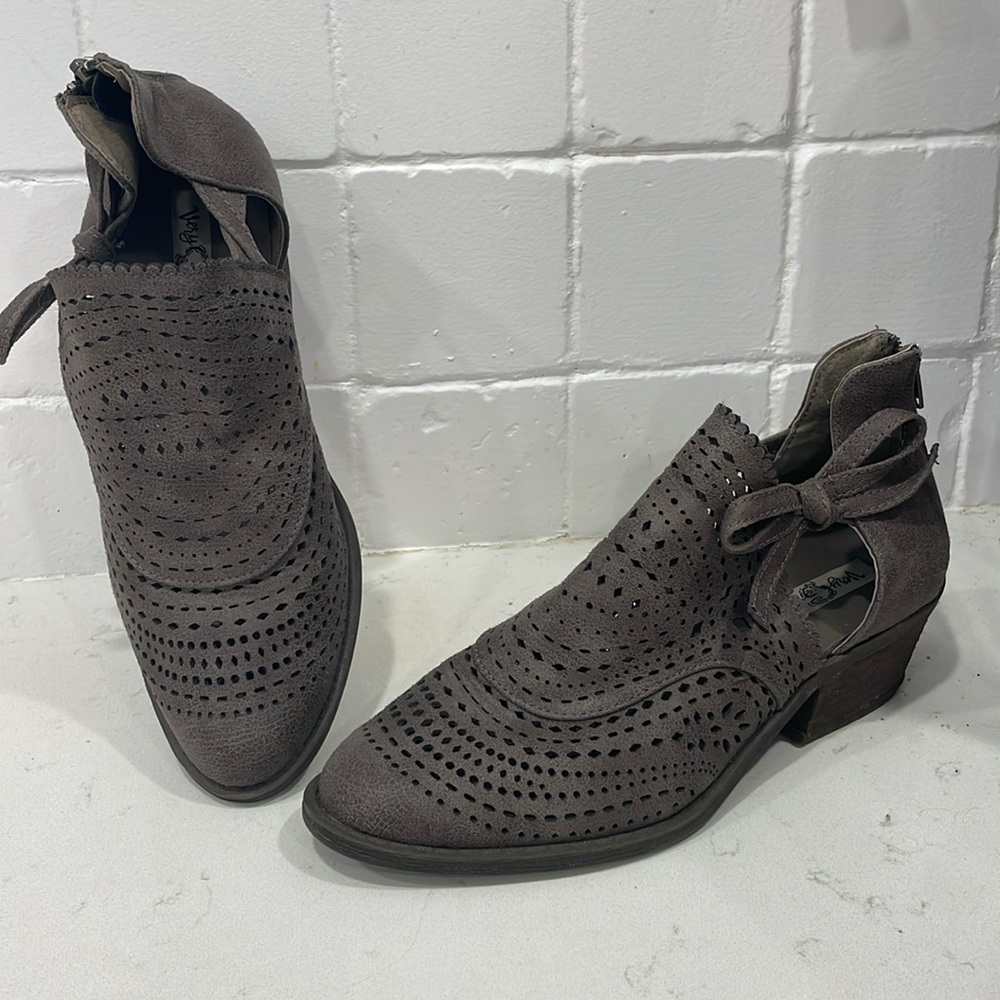 Very G booties size 9.5, Gray